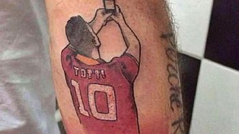 un fanatico de totti decidio llevar su famosa selfie en la piel un fanatico de totti decidio llevar su famosa selfie en la piel
