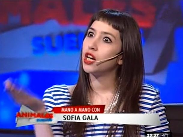 Sofía le explicó a Fantino como armar un porro