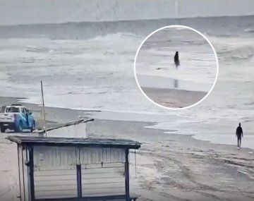 Un ladrón quiso escapar de la Policía metiéndose al mar pero fue capturado