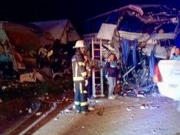 Tragedia en Ruta 3: choque frontal entre un micro y un camión dejó al menos 4 muertos