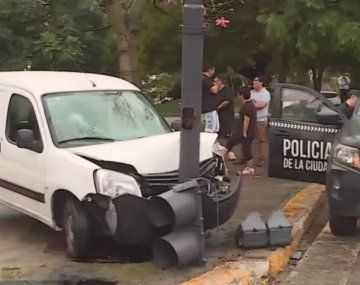La camioneta terminó incrustada en un semáforo.