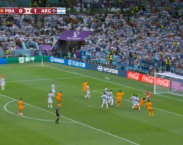 La atajada del Dibu Martínez para evitar el empate ante Países Bajos en el primer tiempo