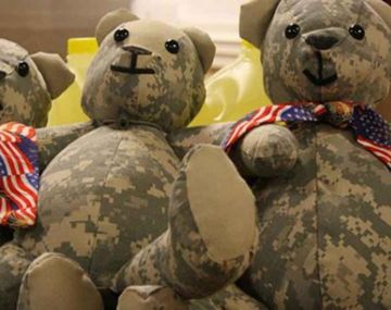 La mujer que hace peluches con los uniformes de soldados