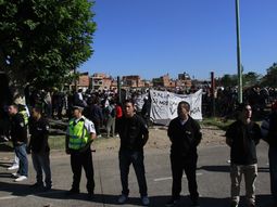 continua la toma en el predio de villa lugano y se espera una nueva instancia de dialogo continua la toma en el predio de villa lugano y se espera una nueva instancia de dialogo