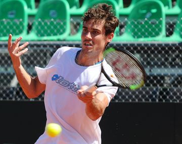 Guido Pella, único jugador en la cancha de Parque Sarmiento