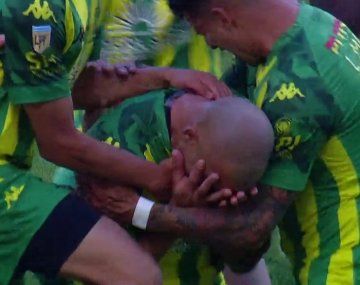 Santiago Silva volvió a hacer un gol tras su sanción y rompió en llanto