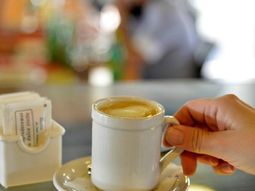 Café en un bar con los tradicionales sobres de azúcar