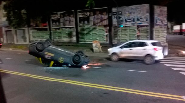 Choque y vuelco en Parque Patricios: un taxista herido