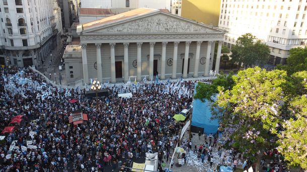 Democracia para siempre: las fotos del acto en Plaza de Mayo