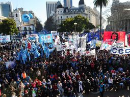 san cayetano: miles de personas se movilizaron para pedir trabajo san cayetano: miles de personas se movilizaron para pedir trabajo