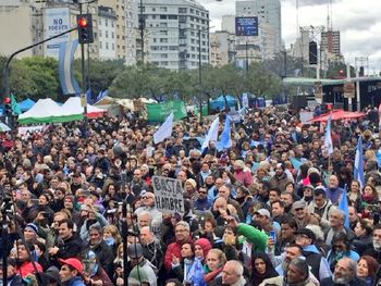 Masiva marcha en el Obelisco de la oposición y actores contra las políticas del Gobierno