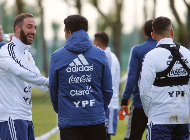 Gonzalo Higuaín recibiendo a Enzo Pérez