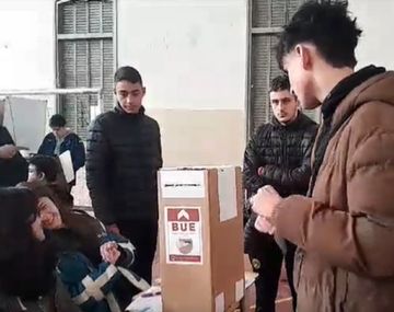 Miles de jóvenes de entre 16 y 17 años fueron aplaudidos tras votar por primera vez