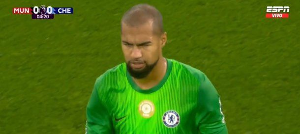 La tremenda falta por la que Robert Sánchez fue expulsado en Manchester United vs. Chelsea