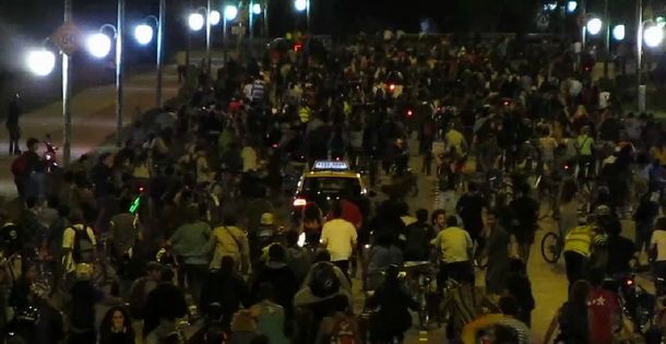 Un taxi embistió a una caravana de ciclistas en Palermo y huyó