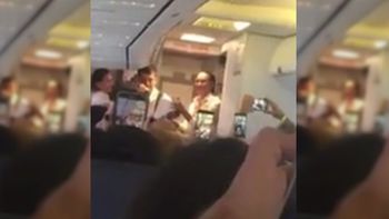 demoras, valijas perdidas y ¿la peor imitacion de maluma?: asi canta la tripulacion de flybondi en pleno vuelo demoras, valijas perdidas y ¿la peor imitacion de maluma?: asi canta la tripulacion de flybondi en pleno vuelo