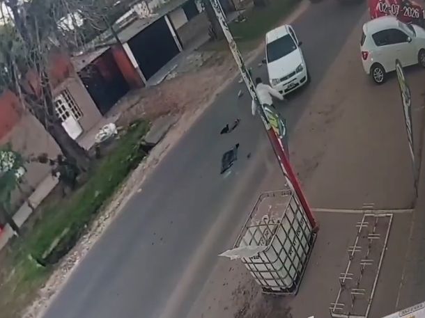 El portón abierto de un vehículo municipal chocó a un coche estacionado.