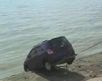 Video: así sacaron del Río de la Plata la camioneta que cayó al agua