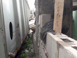 Un tren descarriló y derribó dos casas: hay dos heridos