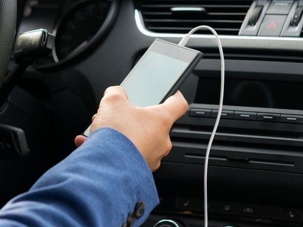 Nueva forma de multar a quienes usan el celular al conducir: dónde y cómo es