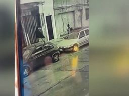 Delincuentes le robaron el arma a un policía y lo balearon en la cabeza