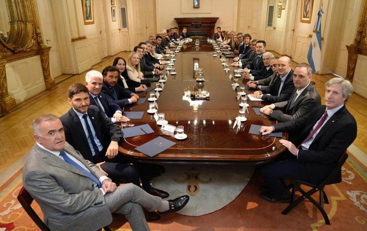 Reunión entre Javier Milei, su gabinete y gobernadores aliados.