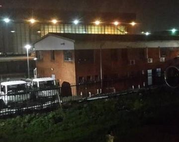 Un avión chocó contra un edificio en un aeropuerto