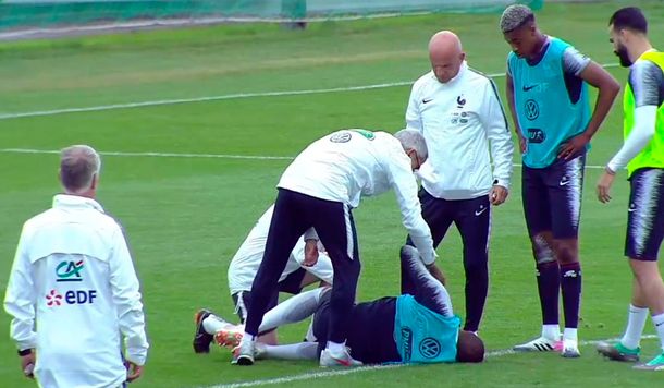 Alerta en Francia: Mbappé salió lesionado por un golpe en el tobillo