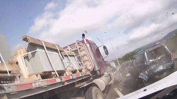 video: brutal choque en nueva york protagonizado por un camion que no freno video: brutal choque en nueva york protagonizado por un camion que no freno