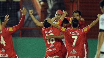 argentinos expone la punta del certamen en su visita a lanus argentinos expone la punta del certamen en su visita a lanus