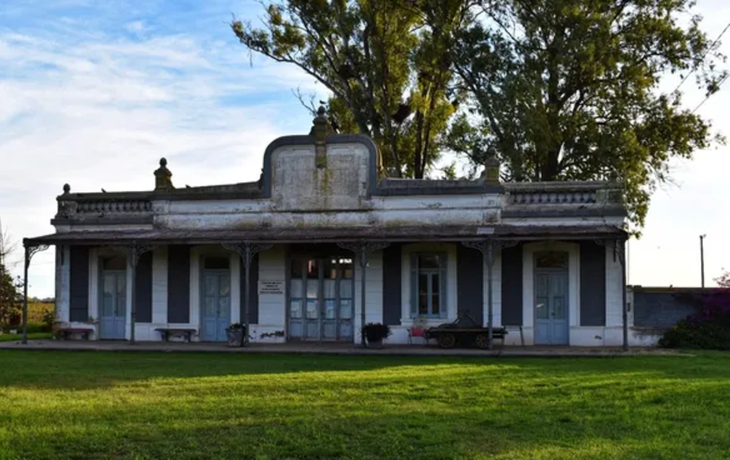 Conserva la arquitectura del siglo pasado y está lleno de espacios verdes.