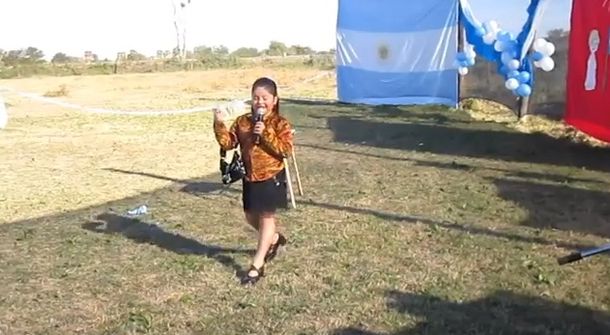 Escándalo por un acto escolar que habla de dólares y planes