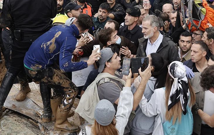 Incidentes en Valencia tras las inundaciones: insultaron y lanzaron barro contra los reyes y Pedro Sánchez