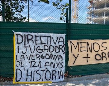 Duro recibimiento de los hinchas al Barcelona tras la derrota ante el Bayern Munich