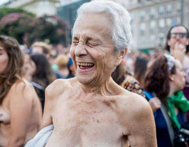 La abuela del tetazo