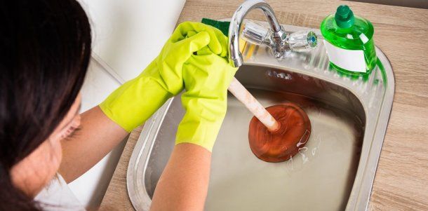 La manera de destapar cañerías sin tener que utilizar productos caros
