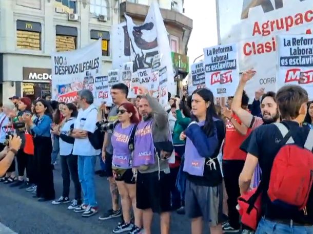 Corte en la 9 de Julio a la altura del Obelisco en protesta contra la Reforma Laboral