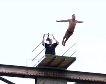 VIDEO: Murió al saltar desde un puente