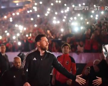 El emocionante canto de cumpleaños a Messi en la cancha de Newells