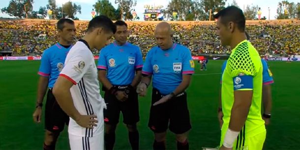 Insólito: la moneda cayó parada en el sorteo del partido Colombia vs Paraguay