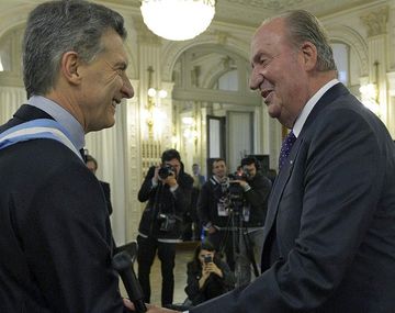El saludo entre Mauricio Macri y el rey emérito Juan Carlos de España