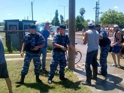 Policía y Defensa Civil colaboran con inundados en La Emilia. Policía y Defensa Civil colaboran con inundados en La Emilia.