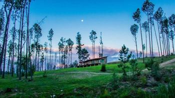 Un pequeño pueblo rodeado de bosques, senderos y ríos. Un pequeño pueblo rodeado de bosques, senderos y ríos.