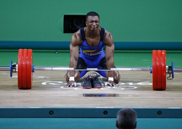 ¿Por qué este ganador del oro en pesas festejó sin zapatillas?