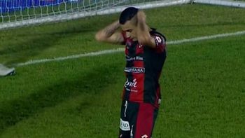 Fernando Telechea se toma la cabeza después de errar un gol hecho Fernando Telechea se toma la cabeza después de errar un gol hecho