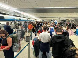 Miles de argentinos, varados en Estados Unidos por cancelaciones de American Airlines