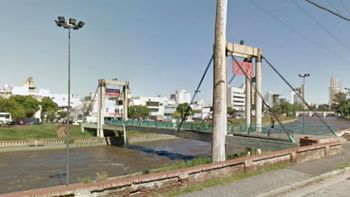 un hombre se tiro al rio para evitar ser asaltado y fue rescatado por la policia