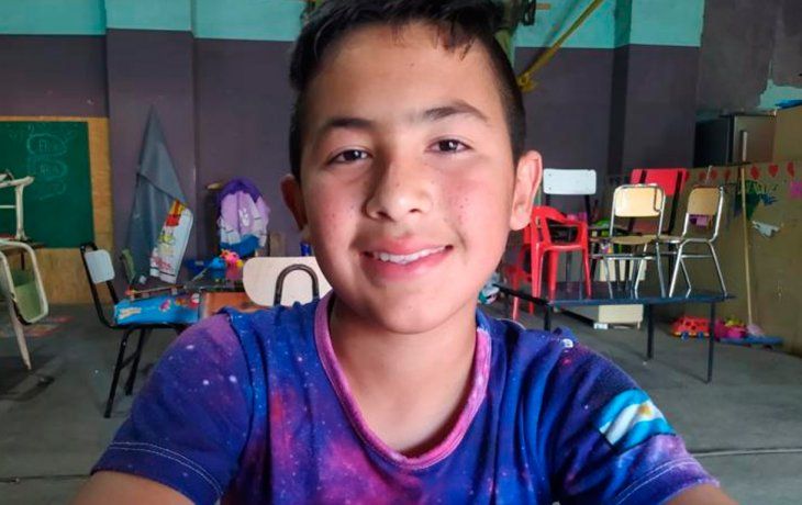 Tiene 11 años, es abanderado, embolsa carbón y no le alcanza para jugar el deporte que le gusta