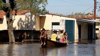fuertes inundaciones dejan mas de 65 mil evacuados en asuncion fuertes inundaciones dejan mas de 65 mil evacuados en asuncion