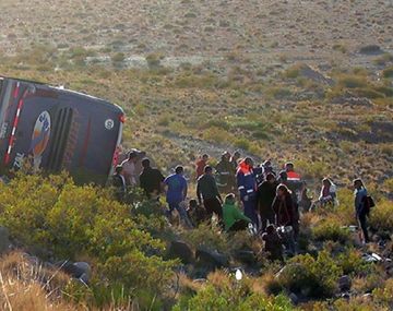 Un micro volcó en la alta montaña y hay al menos 3 muertos